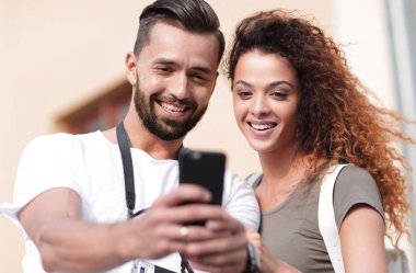 Genç bir çift yazın şehre gelir ve fotoğraf çeker.