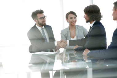iş ortakları glass.handshake arkasından