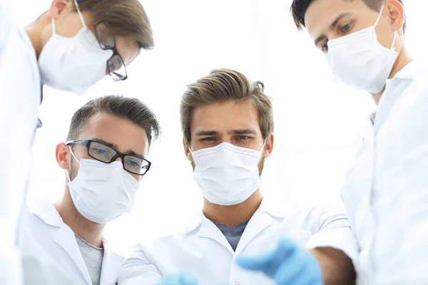 Teamchirurg aan het werk in de operatiekamer. — Stockfoto