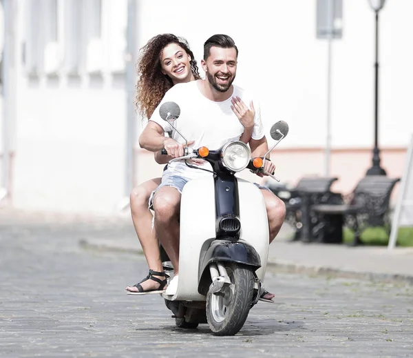 Cool adam ve güzel kız ifade ile scooter üzerinde sürme — Stok fotoğraf