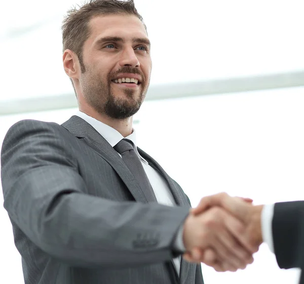 Primer plano .businessman estrechando la mano con un socio de negocios . —  Fotos de Stock