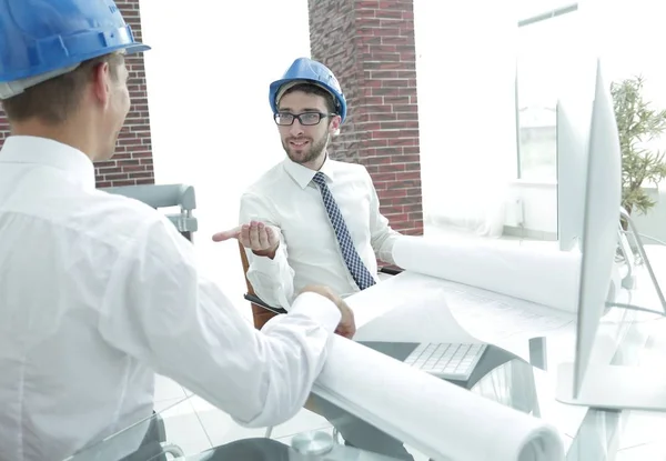 Arquitecto e ingeniero, considerando un proyecto de construcción — Foto de Stock