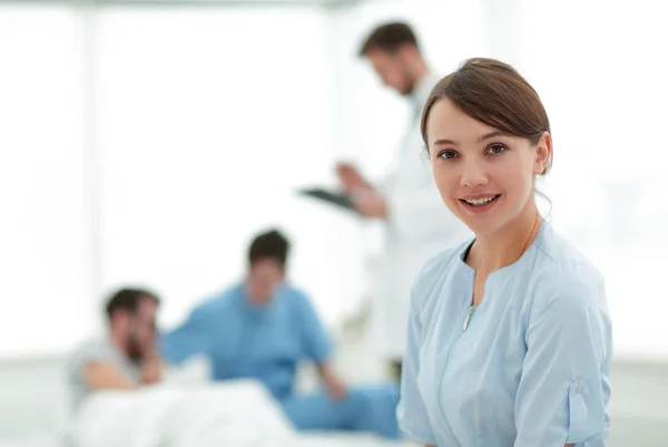 Medicinsk arbetare i vårdcentral — Stockfoto