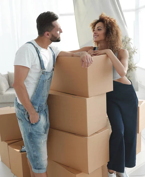 Liefdevolle paar die naast de vakken — Stockfoto