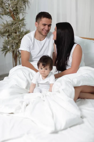 Una familia joven y feliz de tres personas —  Fotos de Stock
