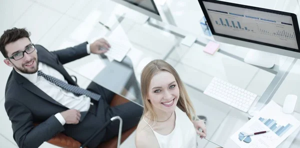 Mensen uit het bedrijfsleven aan Bureau op kantoor zitten. bovenaanzicht — Stockfoto