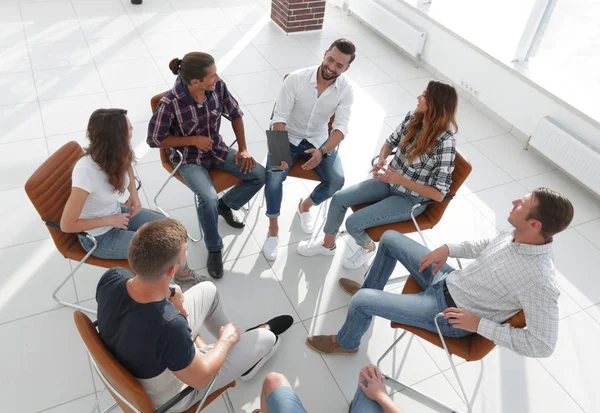 Equipo de negocios celebra una reunión en el vestíbulo de la oficina —  Fotos de Stock