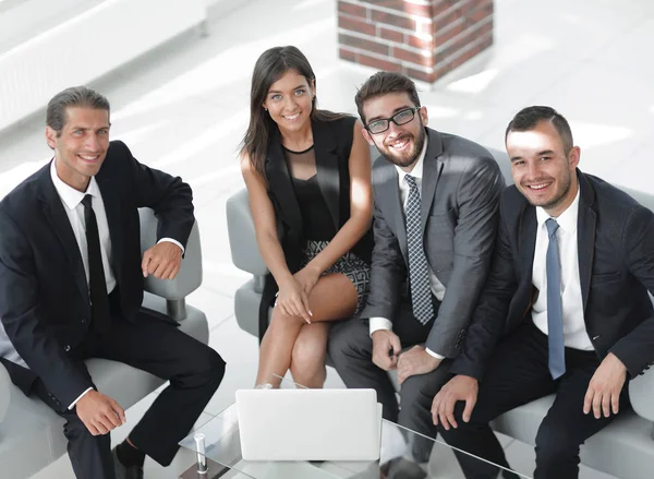 Porträtt av framgångsrik verksamhet team sitter i kontoret lobbyn — Stockfoto