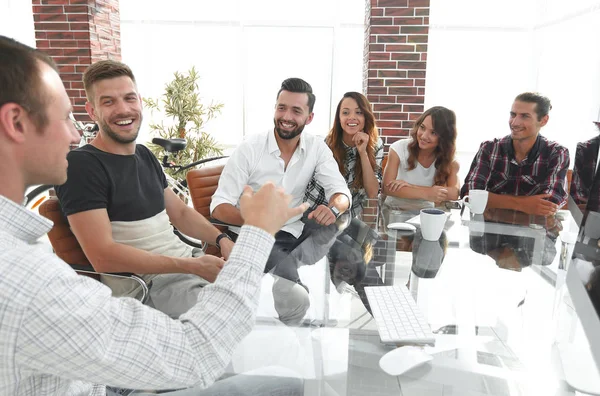 Equipo de negocios sentado en un escritorio moderno . — Foto de Stock