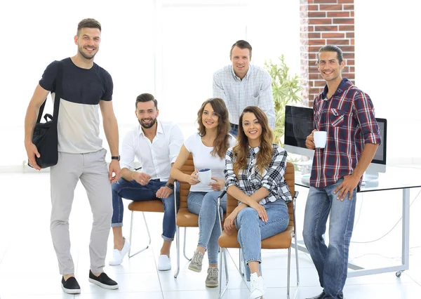 Porträt eines kreativen Teams am Arbeitsplatz im Büro — Stockfoto