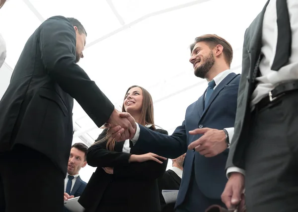 Begrüßung und Händedruck der Geschäftspartner im Büro. — Stockfoto