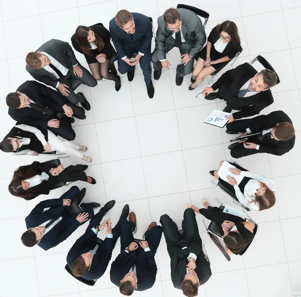 Duża grupa przedsiębiorców siedząca na spotkaniu biznesowym — Zdjęcie stockowe