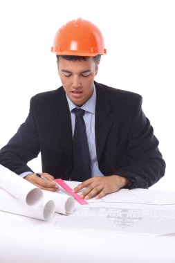 Portre pozitif erkek mimar laptop çalışma