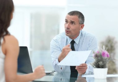 portre. Yöneticisi istemci ile sözleşmenin koşulları açıklar.