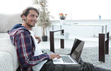 oturma odasında halı üzerinde oturan dizüstü bilgisayar ile iş adamı.