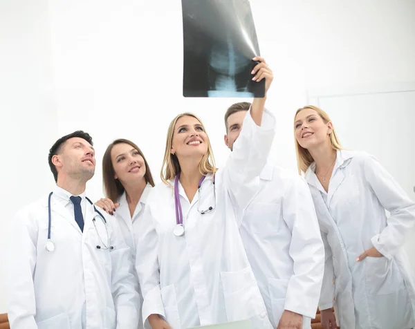 Grupo de médicos discutiendo una radiografía — Foto de Stock