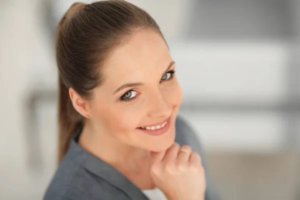 Portret van vriendelijke zakenvrouw. — Stockfoto