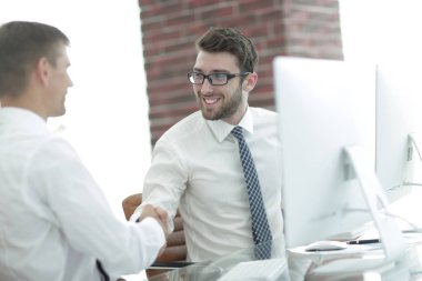 Modern bir ofiste el sıkışma müdürü ve müşterisi