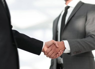 İş tokalaşması ve iş adamları.