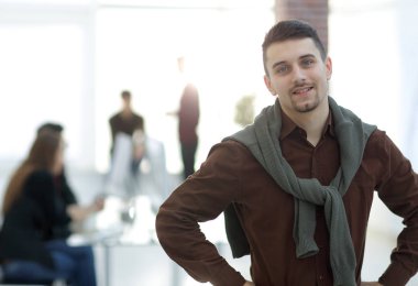 Kendine güvenen genç adam ofis arka planda.