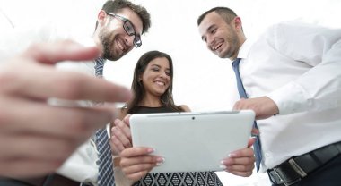 iş takım dijital tablet vasıl arıyor closeup.