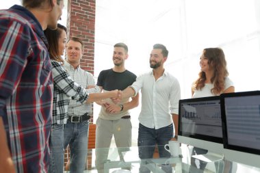 ofiste ortakların dostu el sıkışma