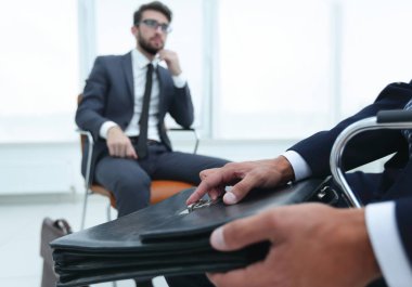 Evrak çantası ile takım elbiseli şık adam