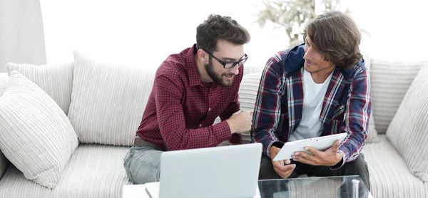 yaratıcı web tasarımcıları bir tablet ve bir dizüstü bilgisayar ile çalışma.