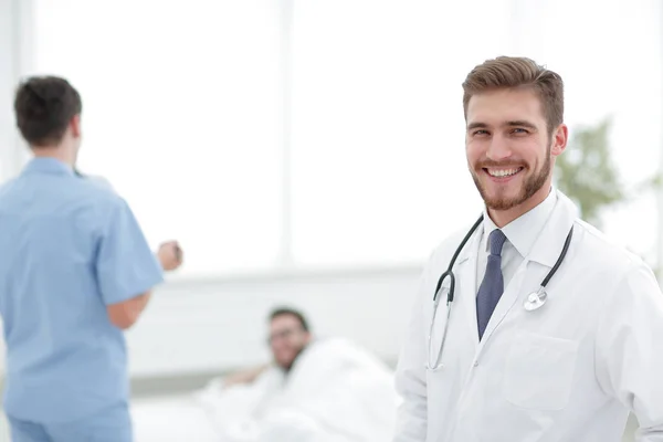 Усміхнений лікар на розмитому фоні — стокове фото