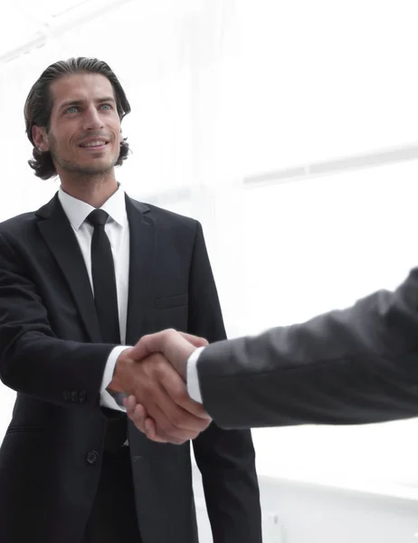 Grupo empresarial recebe parceiro com um aperto de mão — Fotografia de Stock