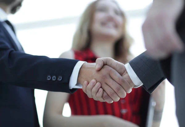 Homens de negócios a apertar a mão depois de um bom negócio. Conceito de negócio — Fotografia de Stock