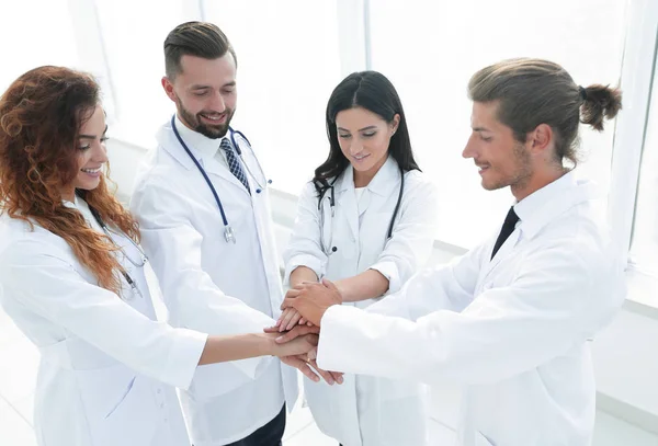 Equipo médico con las manos juntas —  Fotos de Stock