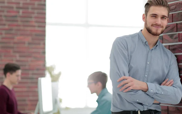 Guapo sonriente confiado retrato de hombre de negocios. — Foto de Stock