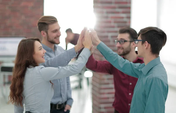 Gente de negocios dando cinco después de firmar un acuerdo o contrato — Foto de Stock