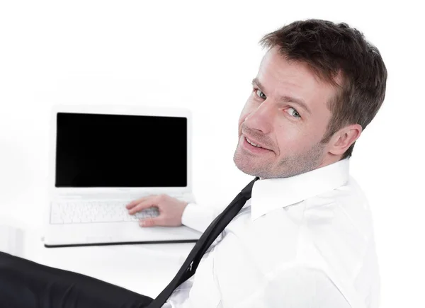 Nahaufnahme. Junger Mann arbeitet am Laptop. — Stockfoto