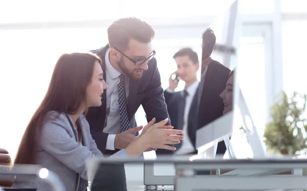 Gerente hablando con un empleado — Foto de Stock