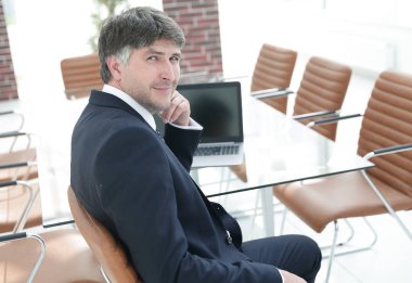 Toplantıdan önce işyerinde oturan patron