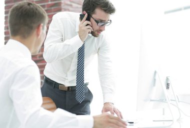 kızgın işadamı Smartphone'da konuşuyor