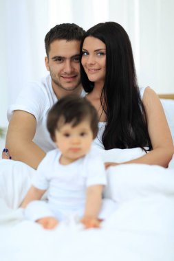 Sevimli küçük çocuk anne yatakta ile