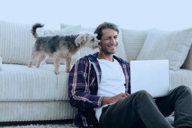 başarılı adam ve onun en sevdiği hayvan rahat bir oturma odasında.