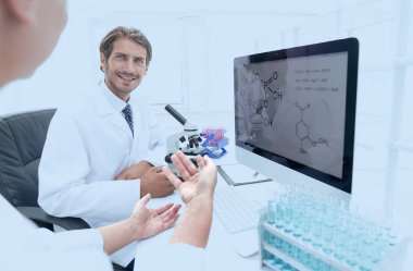 Bir güzel laboratuvar kadın test ve deneyler