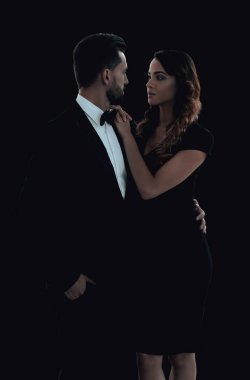 Genç bir adam ve bir kadın birbirlerini arıyor