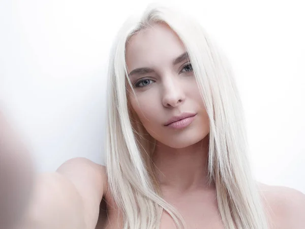 Nahaufnahme Gesicht der ernsthaften schönen blonden Frau — Stockfoto