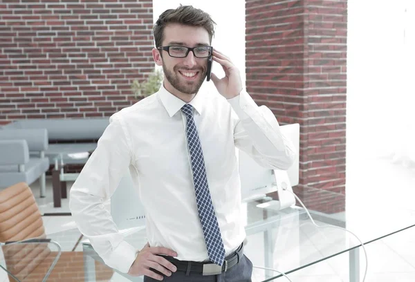 Gerente conversando com um cliente no telefone — Fotografia de Stock