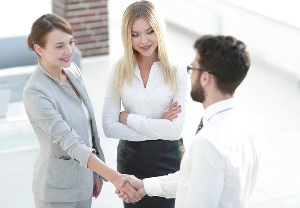 Welkom en handdruk van zakenpartners — Stockfoto