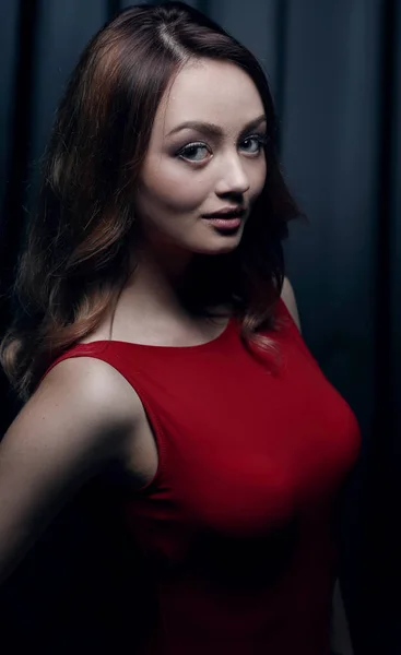Modieuze mooie jongedame in een rode jurk — Stockfoto