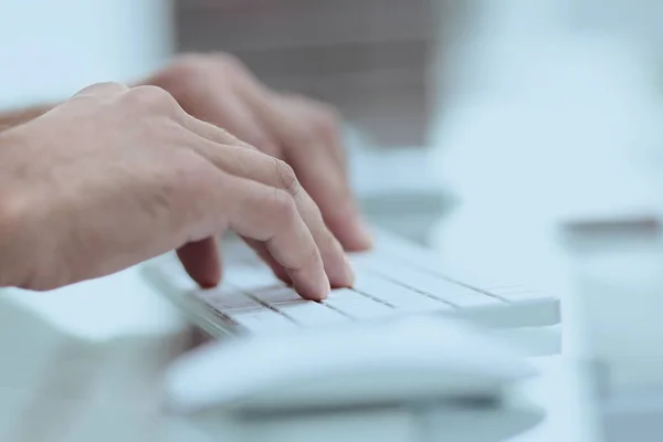 コンピューターのキーボードでテキストを入力する手のクローズ アップ. — ストック写真
