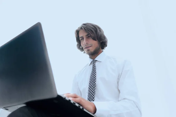 Closeup.a empleado exitoso que trabaja con un ordenador portátil — Foto de Stock