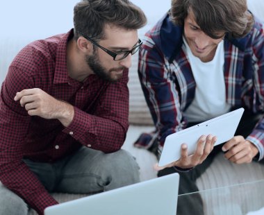 iki creative web tasarımcıları bir tablet ve bir dizüstü bilgisayar ile çalışma.