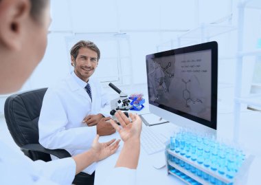 Bir güzel laboratuvar kadın test ve deneyler